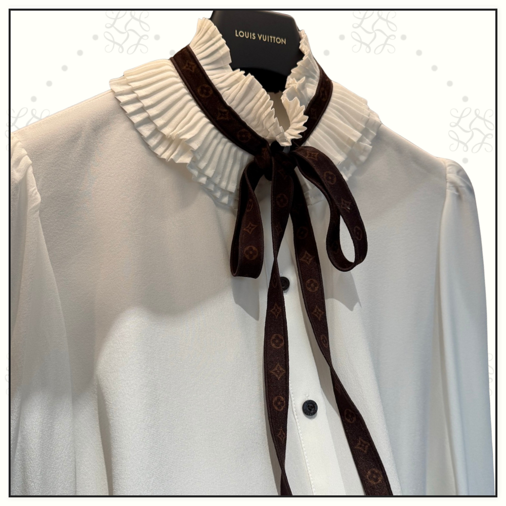 PLEATED COLLAR BLOUSE