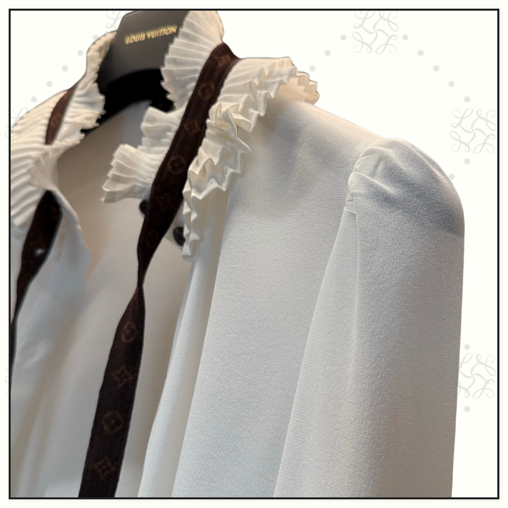 PLEATED COLLAR BLOUSE