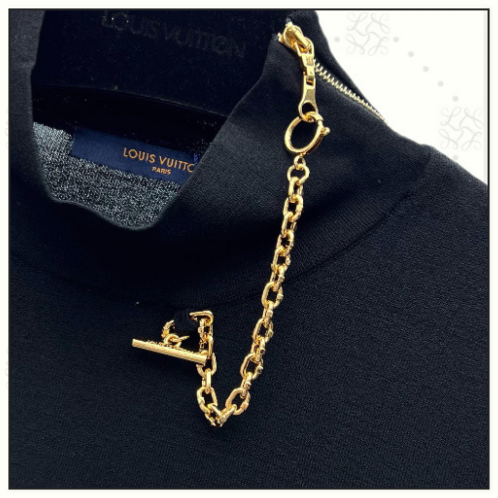 SHOULDER DETAIL TURTLENECK