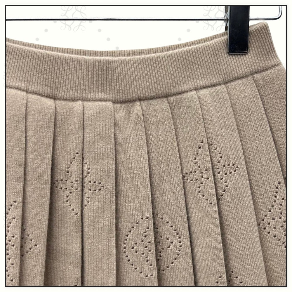 WOOL CASHMERE MAHINA CARDIGAN & PLEATED SKIRT