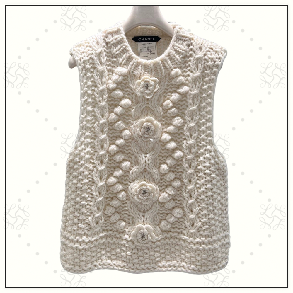 CABLE KNIT VEST WITH FLORAL APPLIQUÉS