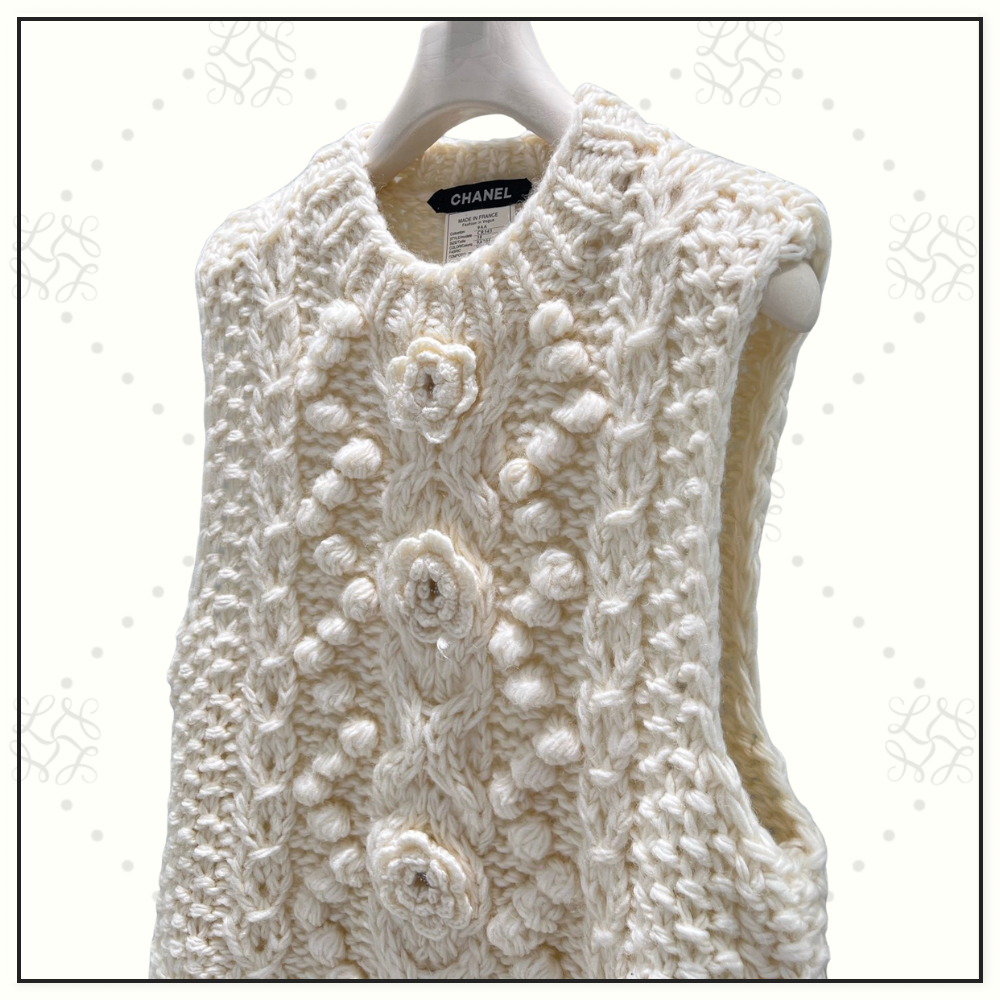 CABLE KNIT VEST WITH FLORAL APPLIQUÉS