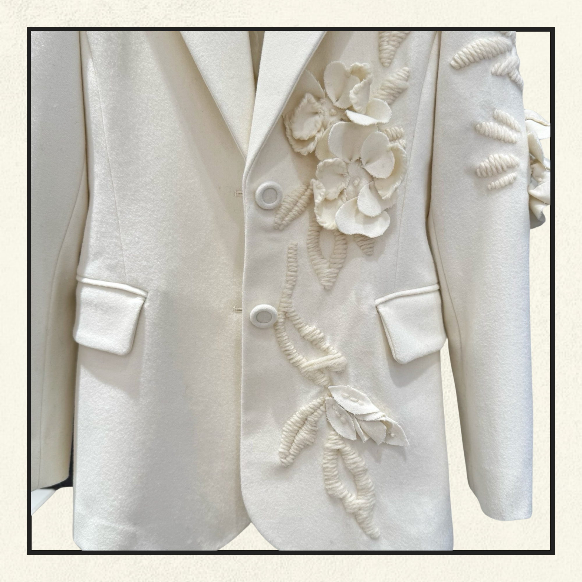 FLORAL APPLIQUÉ BLAZER